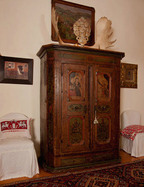 TB_armoire_2whitechairs_darker