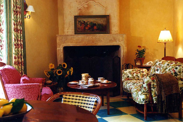 dining_fireplace-kitchen_600x400px