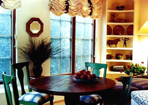 rounddining_greenchairs