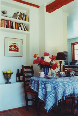 tinaB_roundtable_bluecloth_redfleurs_webrez