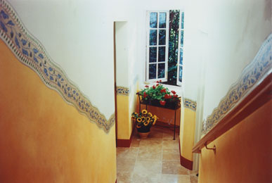 tinaB_yellowstairs_geraniums_webrez